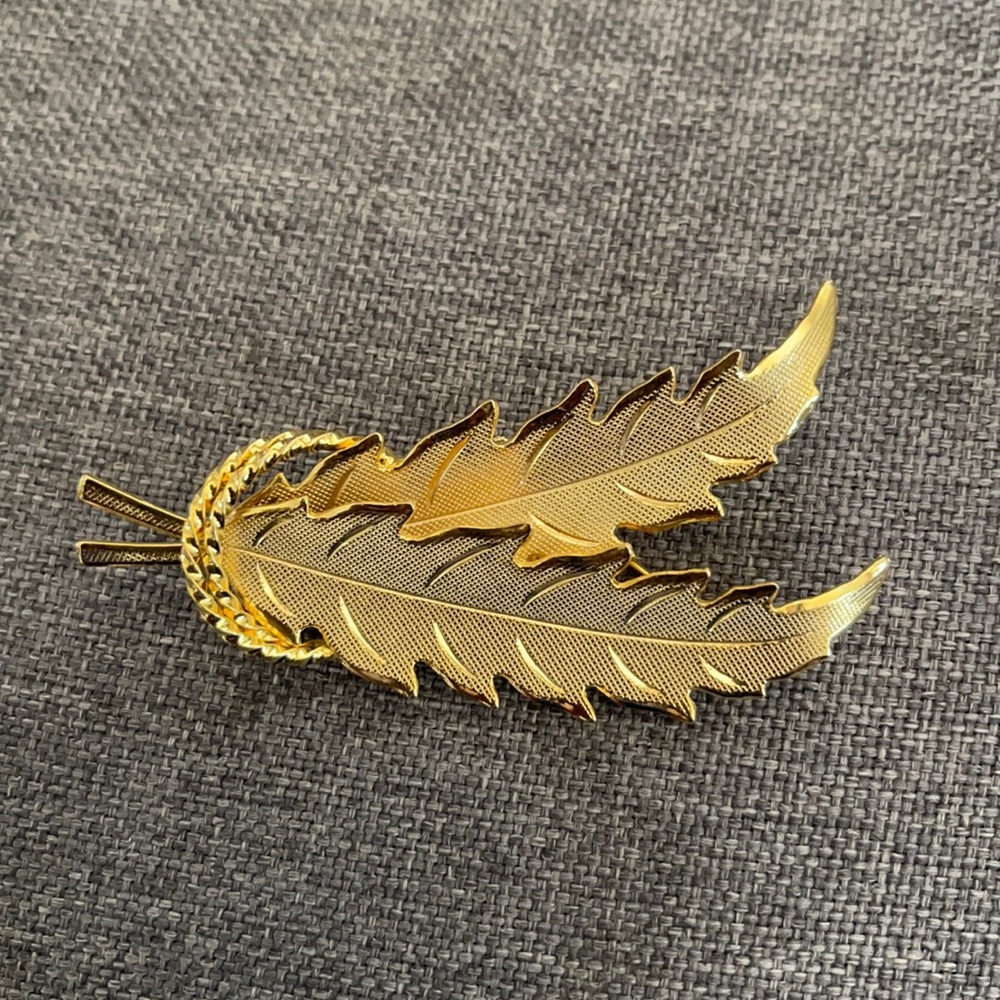Unsigned Leaf Gold Tone Brooch Pin